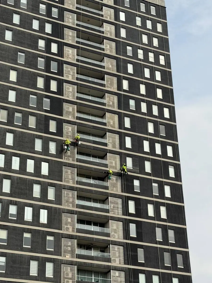 Pintura de edificios en altura — torre residencial