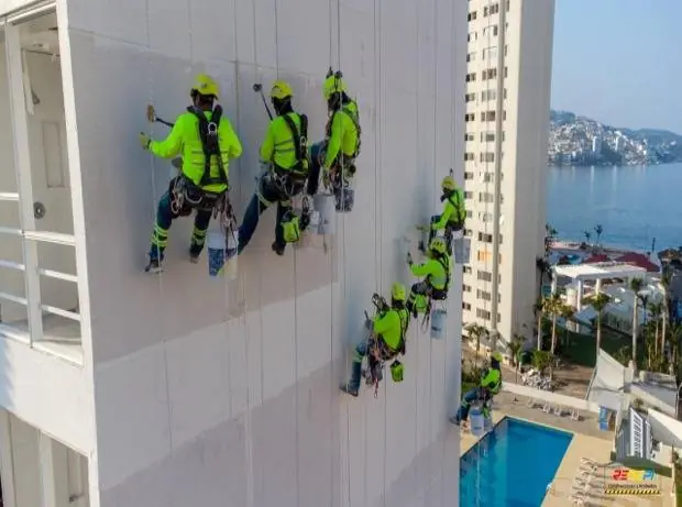 Mantenimiento de fachadas de edificios — trabajos verticales en altura